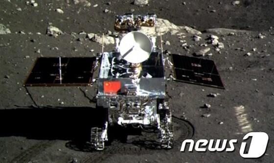 본문 이미지 - 중국 최초의 월면탐사차 옥토끼호©AFP=News1 