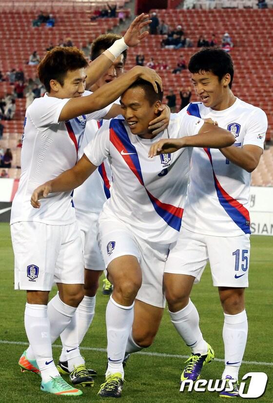 본문 이미지 - 26일 미국 캘리포니아주 LA메모리얼 콜리세움 경기장에서 열린 한국 축구국가대표팀과 코스타리카의 평가전에서 한국의 김신욱이 첫골을 성공시킨뒤 동료선수들의 축하를 받고 있다.2014.1.26/뉴스1 © News1   (로스앤젤레스(미국)=뉴스1) 이광호 기자
