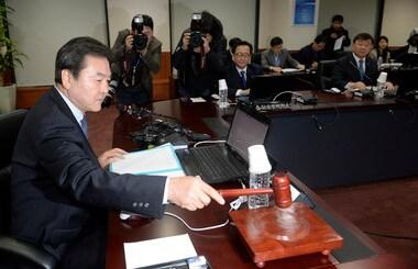 본문 이미지 - 신제윤 금융위원장(사진 왼쪽)이 26일 오전 서울 중구 금융위원회에서 열린 금융위 임시회의에서 회의를 알리는 의사봉을 두드리고 있다.신 위원장은 