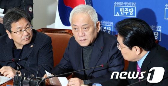 본문 이미지 - 김한길 민주당 대표와 전병헌 원내대표가 26일 오전 서울 여의도 국회에서 열린 신용정보대량유출대책특별위원회 기자간담회에서 강기정 특위 위원장(왼쪽)과 대화를 나누고 있다. 2014.1.26/뉴스1 © News1 허경 기자