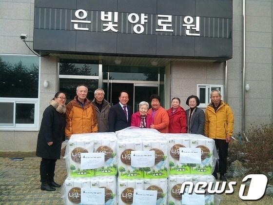 본문 이미지 - 설 명절을 앞두고 충북 청주 지역 불우이웃을 돕기 위한 온정의 손길이 이어지고 있다. 24일 은빛양로원을 방문한 이충근 상당구청장  © News1  