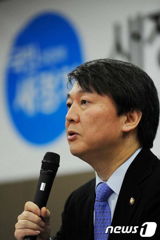 본문 이미지 - 무소속 안철수 의원이 26일 오후 부산 상공회의소에서 &#39;새 정치의 길, 부산시민에게 듣는다&#39; 공개간담회 중 시민의 의견에 답변하고 있다.2014.1.16/뉴스1 © News1 여주연 기자