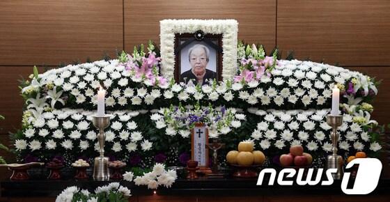 본문 이미지 - 전 재산을 장학금 등으로 사회에 환원한 일본군 위안부 피해자 황금자 할머니가 26일 새벽 향년 90세로 별세, 서울 양천구 이대목동병원 장례식장에 마련된 빈소에 영정사진이 놓여 있다.황 할머니의 별세로 정부에 등록된 위안부 피해자 234명 중 생존자는 55명으로 줄었다. 2014.1.26/뉴스1 © News1 허경 기자
