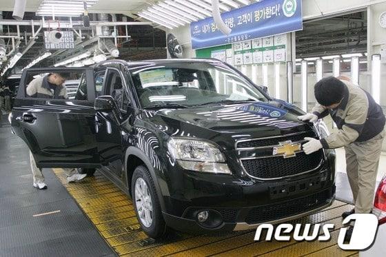 본문 이미지 - 한국지엠 군산공장 올란도 생산라인 ⓒ News1