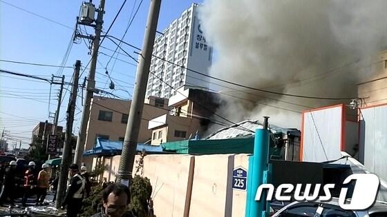 본문 이미지 - 27일 오후 12시27분께는 부산 사상구 주례동의 한 신발제조공장에서 발생한 화재현장. <부산소방본부 제공> © News1 