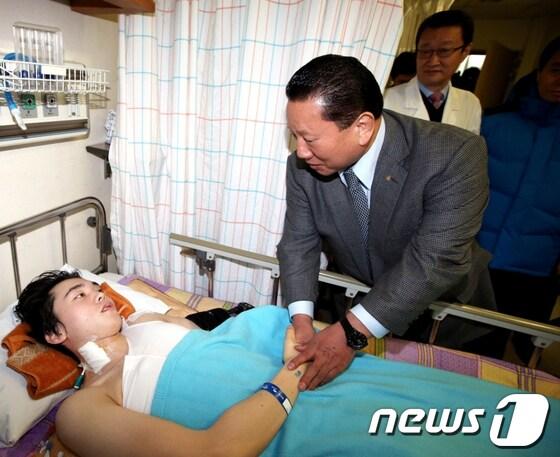 본문 이미지 - 암 투병 중인 노진규&#40;22&#41;를 문병한 김정행 대한체육회장&#40;사진-대한체육회 제공&#41;.© News1  