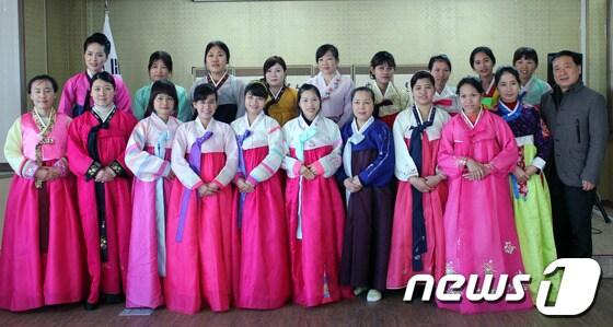 본문 이미지 - 27일 춘천시다문화가족지원센터는 설 명절을 맞아 '결혼이민자 명절 체험 행사'를 개최했다.(사진제공=춘천시다문화가족지원센터)2014.1.27/뉴스1© News1  