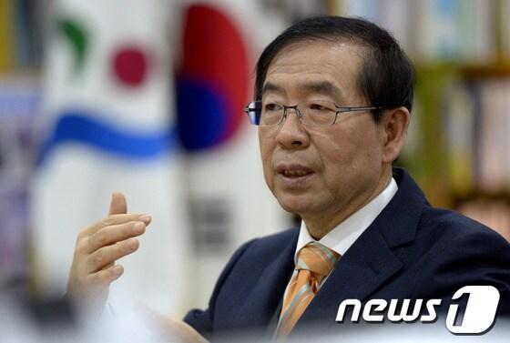 본문 이미지 - 박원순 서울시장이 27일 오후 서울시청 집무실에서 뉴스1과 인터뷰를 갖고 있다. 2014.1.27/뉴스1 © News1   박지혜 기자