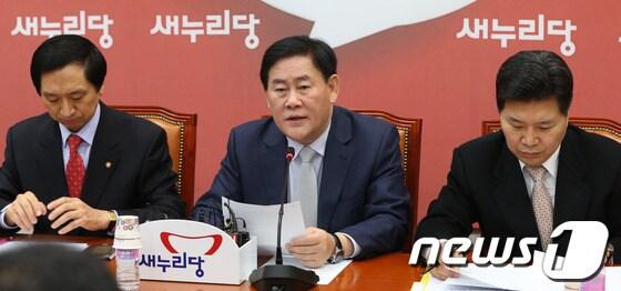 본문 이미지 - 최경환 새누리당 원내대표가 28일 오전 서울 여의도 국회에서 열린 원내대책회의에서 모두발언을 하고 있다.최 원내대표는 이날 회의에서 