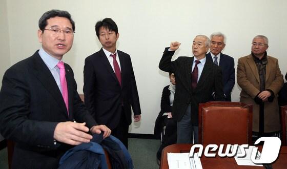 본문 이미지 - 28일 오전 서울 여의도 국회에서 열린 정치개혁특별위원회 교육자치관련법소위원회 개의에 앞서 김학용 소위원장(왼쪽)이 교육의원 일몰제 폐지를 촉구하며 회의실을 방문한 최홍이 한국교육의원총회 의장(가운데)과 대화를 나누고 있다. 2014.1.28/뉴스1 © News1 허경 기자