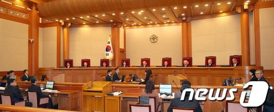 본문 이미지 - 황교안 법무부 장관&#40;왼쪽편&#41;과 이정희 통합진보당 대표가 지난달 28일 오후 서울 종로구 재동 헌법재판소 대심판정에서 열린 통합진보당의 정당해산심판 공개변론에 참석해 마주 앉아 있다. © News1 한재호 기자