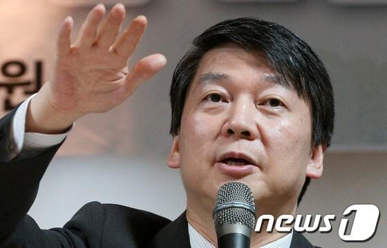 본문 이미지 - 신당 창당을 추진중인 안철수 무소속 의원이 28일 오후 서울 노원구 상계동 홍파복지원에서 열린 노원콘서트 '어르신이 편한 도시, 노원 만들기' 행사에서 인사말을 하고 있다.안 의원의 신당 창당 준비기구인 새정치추진위원회는 이날 오는 2월 17일 '새정치신당' 창당 발기인 대회를 개최한다고 밝혔다. 2014.1.28/뉴스1 © News1 오대일 기자