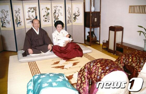 본문 이미지 - 1986년 당시 전두환 대통령 가족 신정세배 1986년 모습. (국가기록원 제공) ⓒ 뉴스1