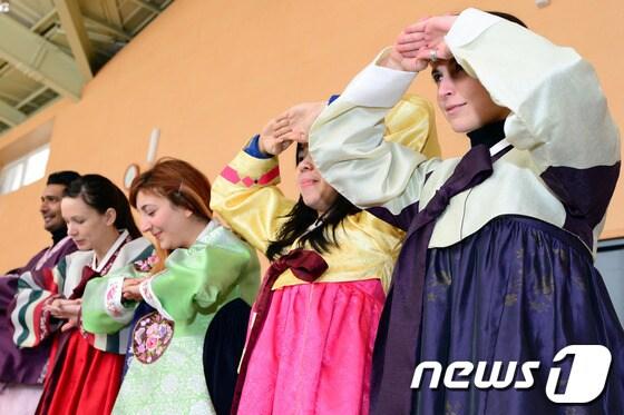 본문 이미지 - 28일 오후 서울 용산구 청파동 숙명여자대학교 다목적관에서 열린 설날 문화체험에서 외국인 유학생 참가자들이 세배를 하고 있다.숙명여대는 설을 맞아 한국어과정 정규수업의 일환으로 이번 행사를 마련했다. 2014.1.28/뉴스1 © News1   정회성 기자