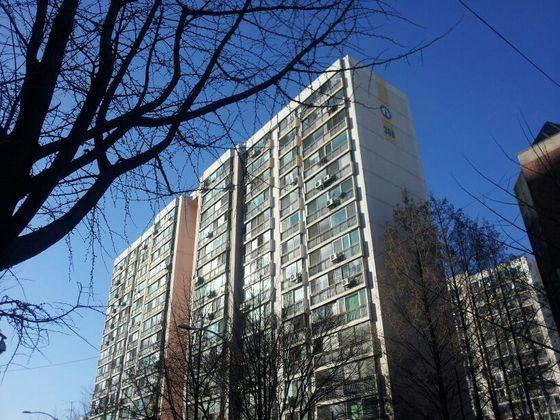 본문 이미지 - 동부간선도로와 접해 있는 상계3단지 아파트. 이 지역 숙원사업이었던 동부간선도로 지하화가 확정됨에 따라 장기적으로 동북권 주택시장에도 호재가 될 것으로 기대되고 있다/사진=임해중 기자© News1 