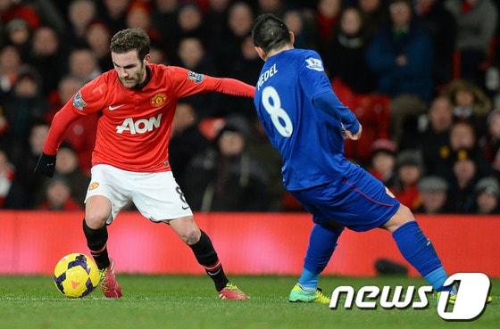 본문 이미지 - 맨체스터 유나이티드 후안 마타가 29일(한국시간) 잉글랜드 맨체스터 올드트래포드에서 열린 2013-2014 잉글랜드 프리미어리그 23라운드 카디프시티와의 경기에서 돌파를 시도하고 있다.© AFP=News1