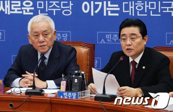 본문 이미지 - 전병헌 민주당 원내대표가 29일 오전 서울 여의도 국회에서 열린 최고위원회의에서 발언을 하고 있다. 전 원내대표는 이날 회의에서 카드사 개인정보 유출 사태와 관련 