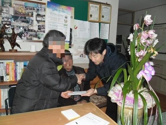 본문 이미지 - 월계사슴1단지 경로당에 지원금을 전달하고 있다/제공=SH공사© News1  