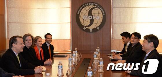 본문 이미지 - 29일 서울 세종로 외교부 청사에서 글린 데이비스 미국 국무부 대북정책 특별대표와 조태용 외교부 한반도평화교섭본부장이 회담을 갖고 있다. 2014.1.29/뉴스1  © News1   박세연 기자 