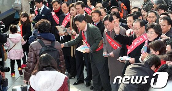본문 이미지 - 황우여 새누리당 대표와 최경환 원내대표를 비롯한 지도부들이 설 연휴를 하루 앞둔 29일 오전 서울역 대합실에서 시민들과 만나 귀성인사를 하고 있다. 2014.1.29/뉴스1 © News1   허경 기자