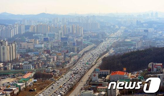 본문 이미지 - 설 명절을 이틀 앞두고 본격적인 귀성 행렬이 시작된 29일 오후 경부고속도로 동탄분기점 하행선&#40;부산방향·오른쪽&#41;이 늘어난 차량들로 정체를 빚고 있다. &#40;촬영협조 경찰청 항공대 기장 박노원 경감, 부기장 윤석 경위&#41; 2014.1.29/뉴스1 © News1   정회성 기자