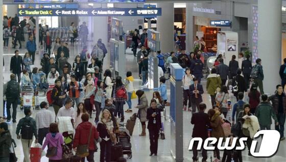 본문 이미지 -  인천국제공항 면세점이 출국하는 여행객들로 붐비고 있다. © News1   박지혜 기자