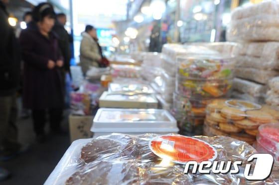 본문 이미지 - 전통시장 떡 가게./뉴스1 © News1 
