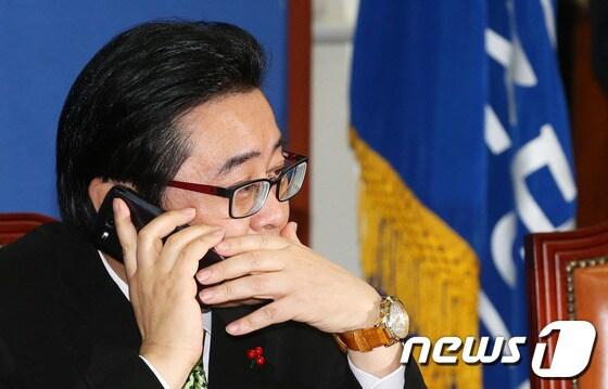 본문 이미지 - 민주당 전병헌 원내대표가 3일 오전 서울 여의도 국회의사당 당 대표실에서 열린 새해 첫 최고위원회의에 앞서 누군가와 전화 통화를 하고 있다. 2014.1.3/뉴스1 © News1   오대일 기자