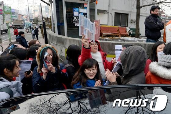 본문 이미지 - 창문여고 학생들이 3일 오전 서울 강북구 창문여고 앞에서 이날 오전 학교 측이 학교운영위원회를 열어 역사교과서를 교학사에서 지학사 교과서로 재선정했다는 소식을 듣고 기뻐하고 있다. © News1 민경석 기자