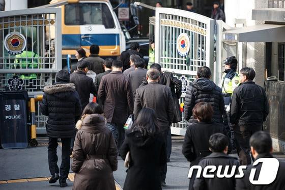 본문 이미지 - 공무원들이 3일 오전 점심식사를 위해 정부서울청사를 빠져나가고 있다. © News1 유승관 기자