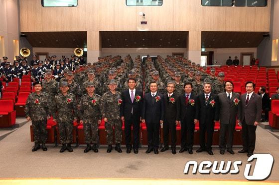 본문 이미지 -  한국교통대학교  학생군사교육단(단장 조병수 대령)이 창설 1주년을 맞이해 3일 오전 11시 충주캠퍼스 국제회의장에서 공군학군단 창설 1주년 기념식을  개최했다. 사진제공=한국교통대학교© News1  