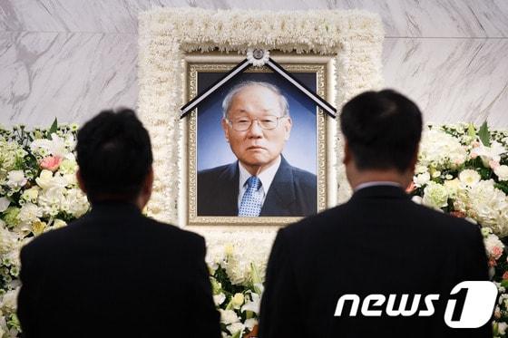 본문 이미지 - 3일 오후 서울 서대문구 신촌 세브란스병원 장례식장에 마련된 故 김재춘 전 중앙정보부장의 빈소에 조문객들의 발길이 이어지고 있다.1948년 육사 5기로 임관한 고인은 1961년 5·16 당시 6관구 참모장으로 박정희 당시 소장을 도와 쿠데타를 주도했다. 이후 1963년 2월 3대 중앙정보부장에 임명됐으나 같은 해 7월 자리에서 물러났으며 무임소장관과 자민당 최고위원, 8·9대 국회의원을 지냈다. 2014.1.3/뉴스1 © News1 유승관 기자