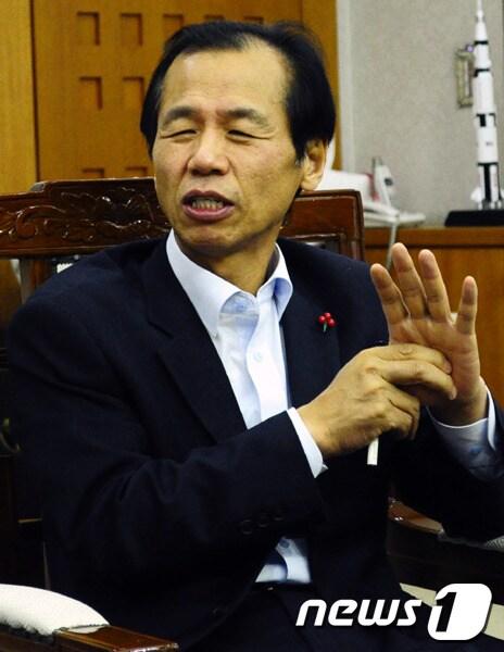 본문 이미지 - 최문순 강원도지사가 신년인터뷰를 통해 도정에 대해 설명하고 있다. 2014.1.4 © News1 신효재 기자  