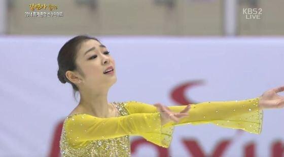 본문 이미지 - 피겨 선수 김연아가 4일 경기 고양 어울림누리 빙상장에서 열린 제68회 전국 남녀피겨스케이팅 종합선수권대회 여자 싱글 시니어 쇼트프로그램에서 연기를 펼치고 있다&#40;KBS 제공&#41;. © News1 