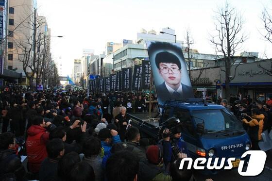 본문 이미지 - 4일 오후 광주 동구 금남로에서 '고(故) 이남종 민주열사 노제'가 엄수되고 있다. 고인은 지난해 12월 31일 '박근혜 대통령의 퇴진'과 '국정원 대선개입 특검'을 요구하며 서울역 앞 고가에서 분신했다. 2014.1.4/뉴스1 © News1 김태성 기자