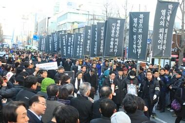 본문 이미지 - '박근혜 사퇴, 특검 실시'를 외치며 서울역 앞 고가도로에서 분신해 숨진 고 이남종(40)씨의 영결식이 4일 오후 광주 금남로에서 진행됐다. 2014.1.4/뉴스1 © News1   김태성 기자