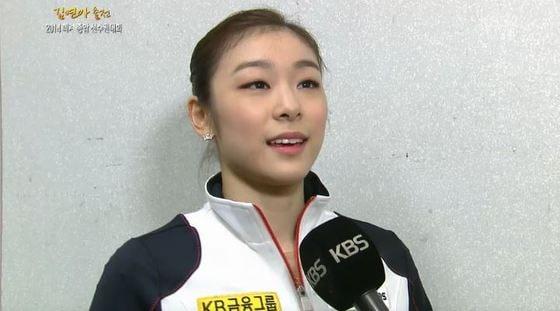 본문 이미지 - 피겨 선수 김연아가 4일 경기 고양 어울림누리 빙상장에서 열린 제68회 전국 남녀피겨스케이팅 종합선수권대회 여자 싱글 시니어 쇼트프로그램을 마치고 인터뷰를 하고 있다&#40;KBS 제공&#41;. © News1  