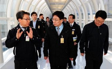 본문 이미지 - 윤상직 산업통상자원부 장관&#40;사진 가운데&#41;이 4일 오전 부산 기장군 한국수자력원자력 신고리 원전을 방문해 신고리 1·2호기, 신월성 1호기 재가동 추진현황을 보고받고 있다.&#40;산업통상자원부 제공&#41; 2014.1.4/뉴스1 © News1   