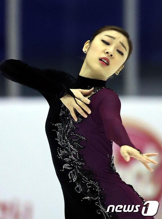 본문 이미지 - &#39;피겨 여왕&#39; 김연아가 5일 경기도 고양 덕양구 어울림누리 빙상장에서 열린 제68회 전국 남녀피겨스케이팅 종합선수권대회 여자 싱글 시니어 프리스케이팅에서 연기를 펼치고 있다.전날 쇼트 프로그램에서 80.60점을 받았던 김연아는 이날 프리스케이팅에서 기술 점수&#40;TES&#41; 70.05점, 예술점수&#40;PCS&#41; 77.21점 등 147.26점을 기록해 종합 227.86점으로 1위에 올랐다. &#40;대한체육회 제공&#41; 2014.1.5/뉴스1 © News1   &#40;고양=뉴스1&#41;
