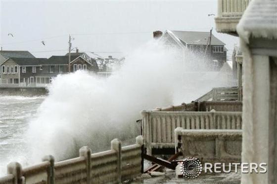 본문 이미지 - 미 북동부에 혹한이 들이닥친 지난 3일  매사추세츠 주 해변가의 얼어붙은  주택들에 파도가 몰 아치고 있다. © 로이터=뉴스1  