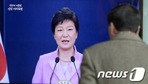 본문 이미지 - 6일 오전 서울 용산구 서울역 대합실에서 한 시민이 박근혜 대통령의 첫 신년 기자회견 생중계를 지켜보고 있다. 이날 박 대통령은 기자회견을 통해 