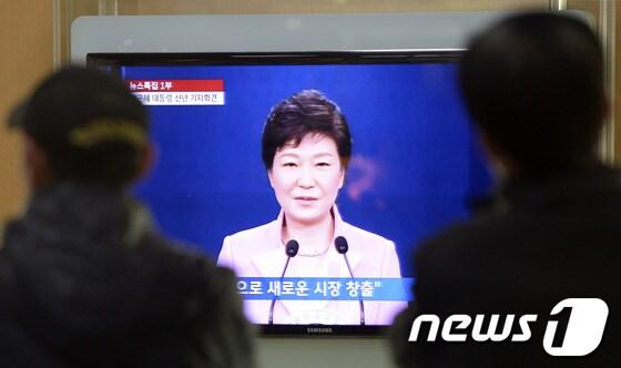 본문 이미지 - 6일 오전 서울 용산구 서울역 대합실에서 시민들이 박근혜 대통령의 첫 신년 기자회견 생중계를 지켜보고 있다. 이날 박 대통령은 기자회견을 통해 
