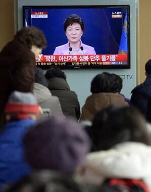 본문 이미지 - 6일 오전 서울 용산구 서울역 대합실에서 시민들이 박근혜 대통령의 첫 신년 기자회견 생중계를 지켜보고 있다. 이날 박 대통령은 기자회견을 통해 