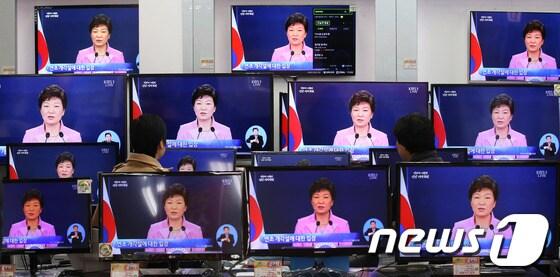 본문 이미지 - 박근혜 대통령의 취임후 첫 신년기자회견이 열린 6일 오전 서울 용산 전자랜드에서 상인들이 박 대통령의 기자회견 모습을 TV를 통해 시청하고 있다. © News1 이광호 기자