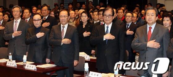 본문 이미지 - 황우여 새누리당 대표, 김무성과 정몽준 의원 등이 6일 오후 서울 중구 한국프레스센터에서 열린 2014시민사회단체 합동신년회에 참석해 국민의례를 하고 있다. 왼쪽부터 정몽준 의원, 서정갑 국민행동본부 본부장, 황우여 대표, 이기택 전 민주당 총재, 김무성 의원. © News1 이광호 기자