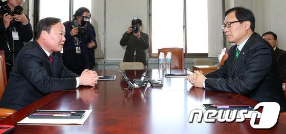 본문 이미지 - 국정원 개혁특위 새누리당 김재원, 민주당 문병호 간사가 6일 오후 서울 여의도 국회에서 열린 간사 협의에 참석해 대화를 나누고 있다.지난 임시국회에서 국정원의 정치활동 금지 등 7개 개혁법안을 합의·통과시킨 여야는 오는 2월 말까지 국정원의 정보, 대테러 기능 강화를 목표로 추가 논의를 이어간다. 2014.1.6/뉴스1 © News1   오대일 기자