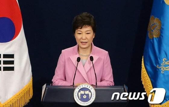 본문 이미지 - 박근혜 대통령이 지난 1월 6일 청와대 춘추관에서 신년 구상 발표 및 기자회견을 하고 있다. 박 대통령은 신년구상에서 