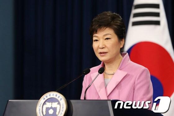 본문 이미지 - 박근혜 대통령이 6일 오전 청와대 춘추관에서 신년 구상 발표 및 기자회견을 하고 있다. (청와대 제공) 2014.1.6/뉴스1  © News1   박철중 기자
