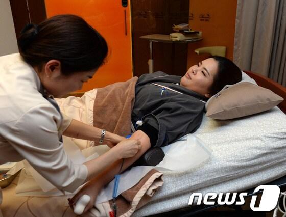 본문 이미지 - '골프여제' 박인비가 6일 오후 서울 강남구 청담동 차움병원에서 줄기세포 보관을 위해 혈액을 채취하고 있다. © News1 박지혜 기자