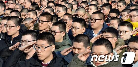 본문 이미지 -  육군훈련소 입소대대 연병장에서 경례를 하고있는 입소자들의 대부분이 안경을 착용하고있다.2014.1.6/뉴스1 © News1   손인중 기자